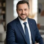 Профессиональный портрет уверенного бизнесмена компании БестВэй ЮСА на нейтральном размытом студийном фоне