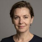 Профессиональный портрет уверенного бизнесмена компании БестВэй ЮСА на нейтральном размытом фоне студии